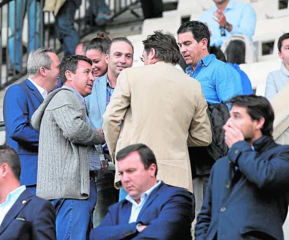 Isidoro García habla con varios empresarios locales en el palco. En primer plano, Javier Marco. La imagen es del domingo. :: j. m. r. / agm
