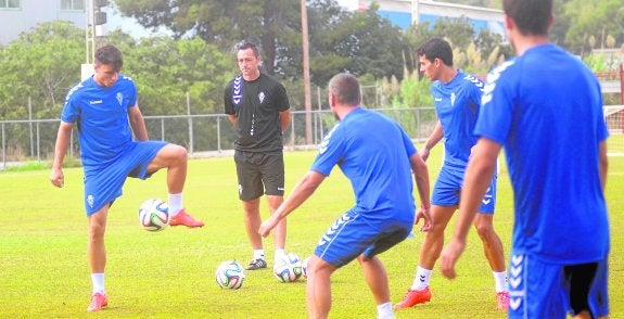 Aira observa a sus pupilos en un entrenamiento en Cobatillas. 