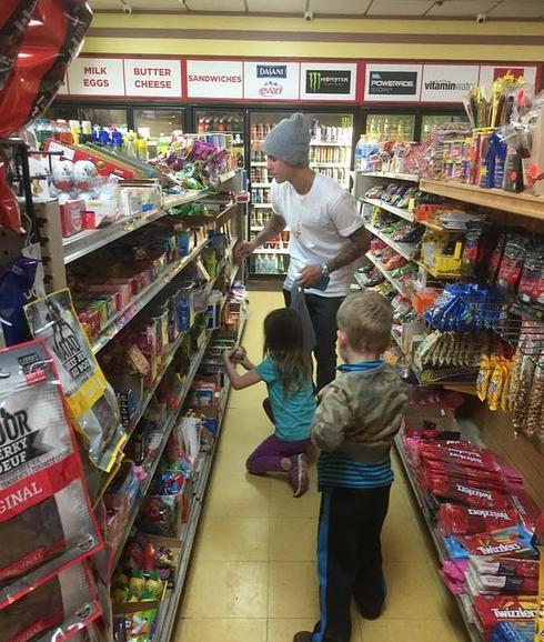 Justin Bieber comprando golosinas a sus hermanos