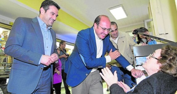 Joaquín Buendía y Pedro Antonio Sánchez saludan a una vecina, ayer, en Alcantarilla. 