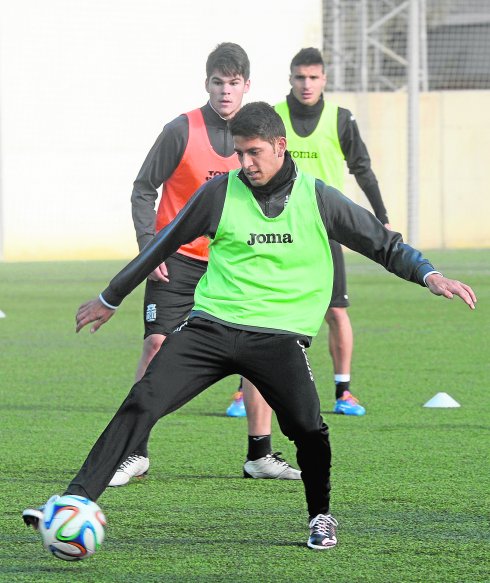 Sergio Jiménez, canterano del Efesé, durante un entrenamiento en la Urbanización Mediterráneo. 