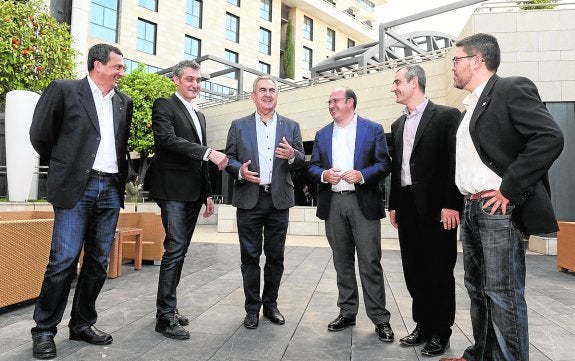 De izd. a drch., José Antonio Pujante (IU), Óscar Urralburu (Podemos), González Tovar (PSOE), Pedro Antonio Sánchez (PP), César Nebot (UPyD) y Miguel Sánchez (Ciudadanos), en el debate de Ucomur.