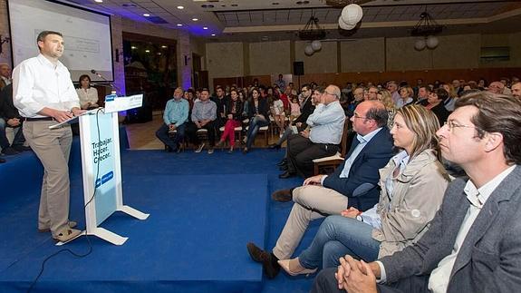 José Francisco García, en el atril, durante la presentación de su candidatura..