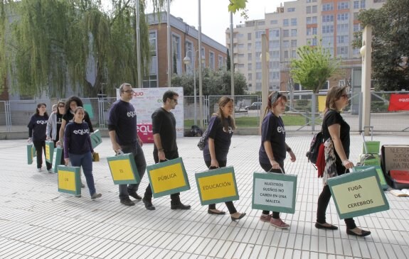 Activistas de Equo, con pancartas en forma de 'maletas'. 