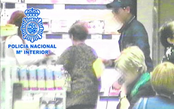 Un cámara capta el momento del hurto del sobre. 