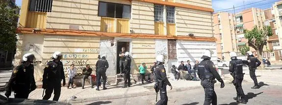 Un grupo de detenidos, ayer, esposados y custodiados por policías nacionales en 'El Chalé', un conocido punto de venta de droga en La Paz. 