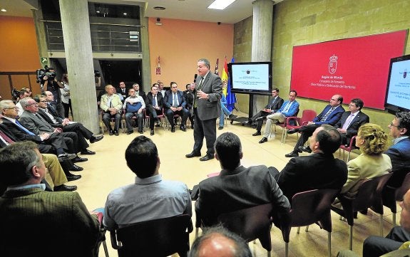 El consejero Bernabé, durante su intervención en el encuentro de ayer. 