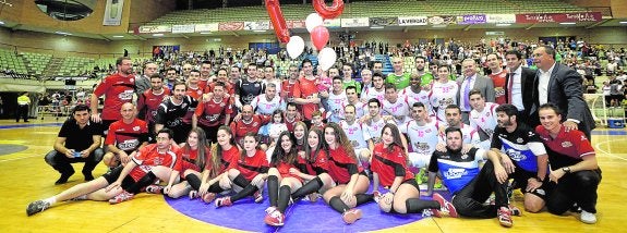 Kike Boned, en el centro con su hijo en brazos, posa con los jugadores de ElPozo y los invitados a su homenaje, ayer, en el Palacio de Deportes. 