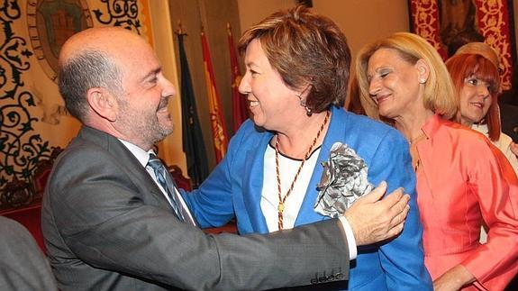 José Antonio Alonso felicita a Pilar Barreiro, el día que tomó posesión como alcaldesa de Cartagena en tras las elecciones de 2011.