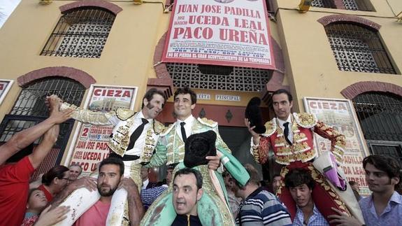 Los tres matadores, a la salida de la plaza de toros de Cieza. 