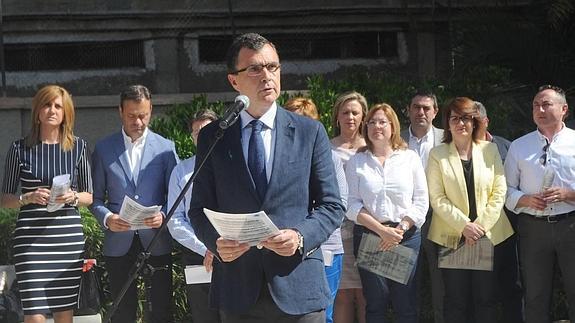 José Ballesta durante la lectura del manifiesto del PP el día del trabajo. 