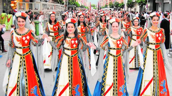 Las Damas de Navarra, en formación durante los primeros compases del recorrido de la parada-desfile de Moros y Cristianos.