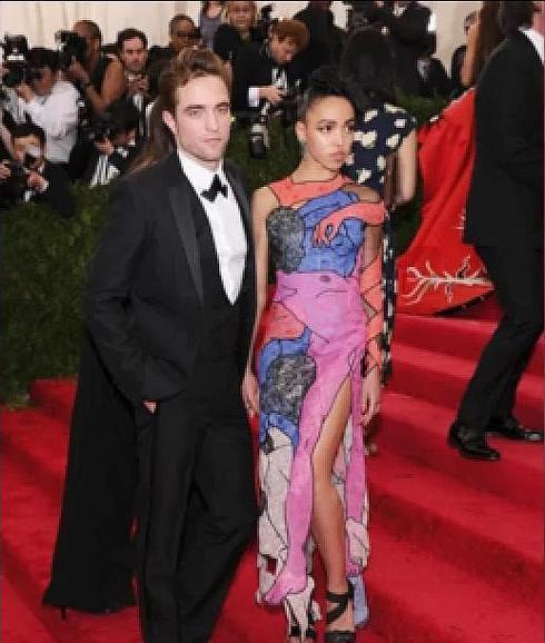 Robert Pattinson y FKA TWigs en la alfombra roja de la Gala MET