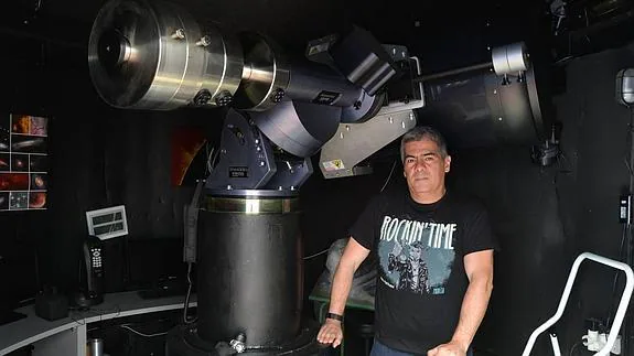 El astrofísico de la UPCT, Antonio Pérez-Garrido en la universidad junto a un telescopio. 