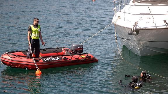 Agentes del GEO buscan en el puerto al joven desaparecido.