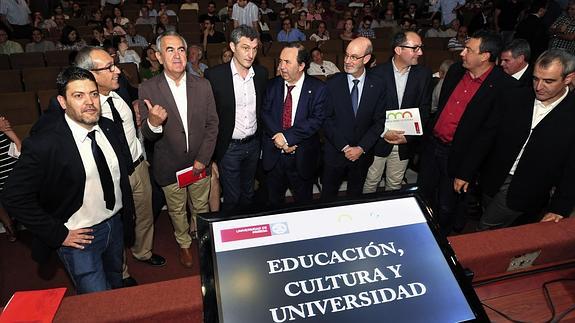 Los participantes, durante el debate.