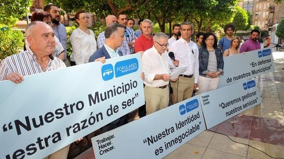 Los alcaldes, durante la lectura del manifiesto.