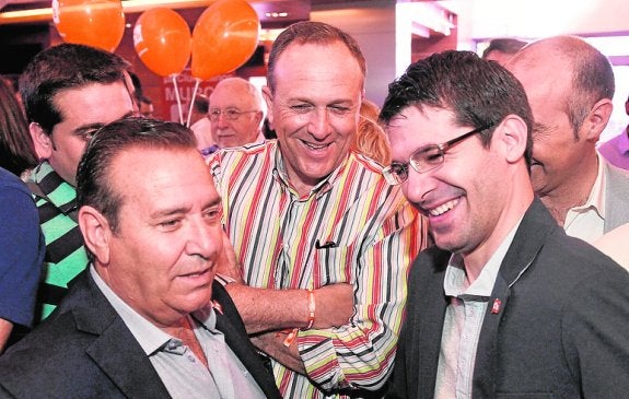 Luis Gestoso (c) a la finalización de la intervención de Rivera.
