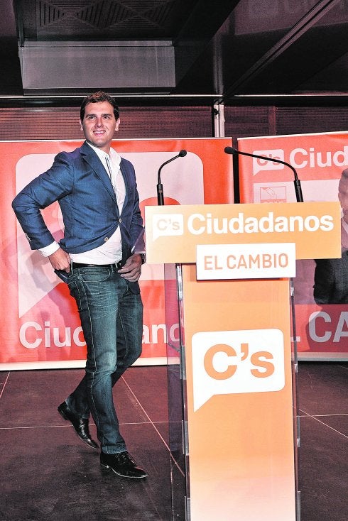 Albert Rivera haciendo el 'paseíllo' camino del estrado, desde el que pronunció su mitin de campaña en Murcia.
