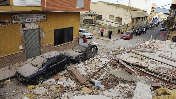 Escombros en las calles de Lorca tras los seísmos.