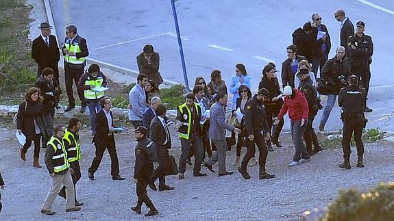 Reconstrucción del crimen de Cala Cortina. Con camiseta roja, uno de los detenidos.