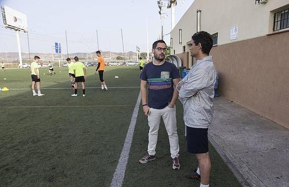 Paco Belmonte charla con Leo Gómez, entrenador y director deportivo del Cartagena FC, en la Gómez Meseguer.