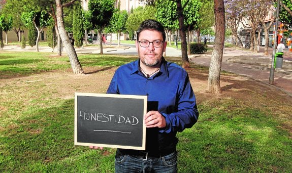 Miguel Sánchez muestra en una pizarra la palabra que, según él mismo, puede definir el proyecto político de Ciudadanos. 