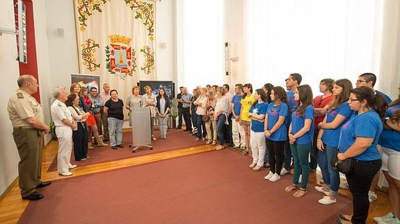 La alcaldesa, Pilar Barreiro, felicita a los voluntarios del evento.