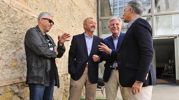 Arturo Pérez-Reverte, segundo por la izquierda, antes de presentar su nueva novela, este martes en Murcia. 
