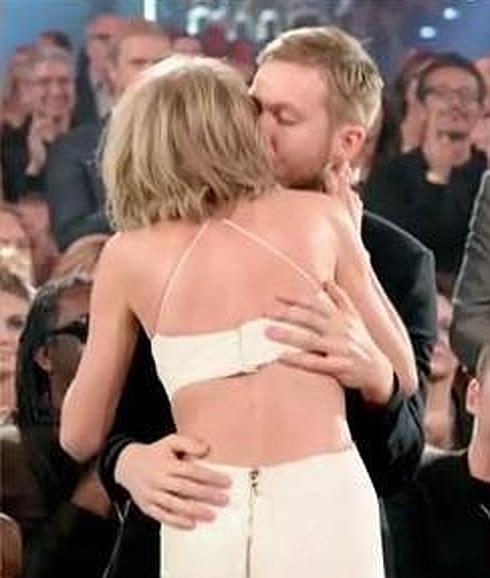 Taylor Swift y Calvin Harris se besan apasionadamente. 