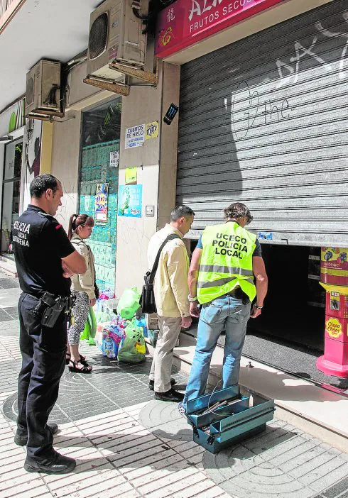 Los comerciantes echan la persiana ante los policías.