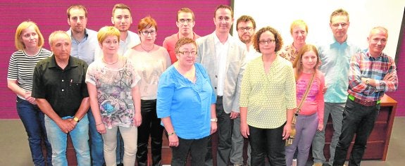 Parte de los miembros de la lista, tras el acto de presentación, rodeando a Juan Pérez. 