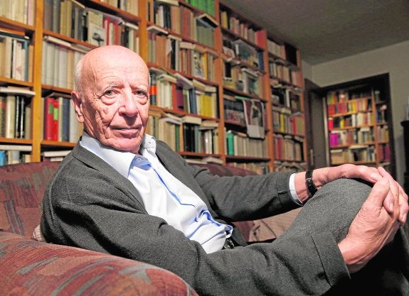 El filósofo, humanista y académico Emilio Lledó, en su casa madrileña en noviembre de 2014.