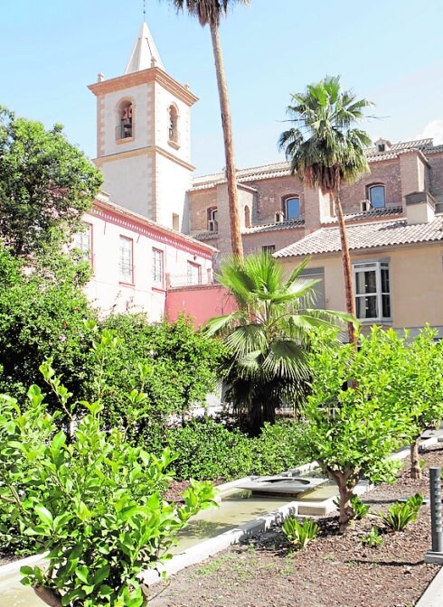 Los tejados de la iglesia de San Mateo desde la plaza de Los Condes de San Julián.