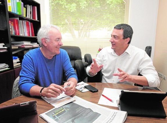 Cayo Lara y José Antonio Pujante, ayer, en la sede de IU. 