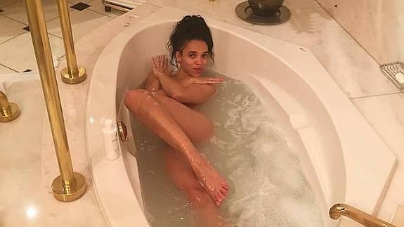 FKA Twigs posa en la bañera con su anillo de compromiso. 