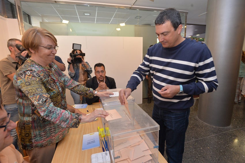 José Antonio Pujante ejerce su derecho al voto en Lorca. 