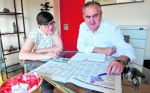 Tovar, líder del PSRM, ayer con Presen López, coordinadora de campaña y también diputada electa, repasando las páginas de 'La Verdad'. 