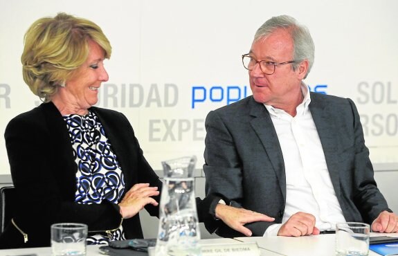 Esperanza Aguirre dialoga con Ramón Luis Valcárcel, ayer en la sede nacional del PP. 