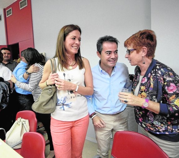 Mari Carmen Moreno, Joaquín Hernández y García Retegui, ayer. g.
