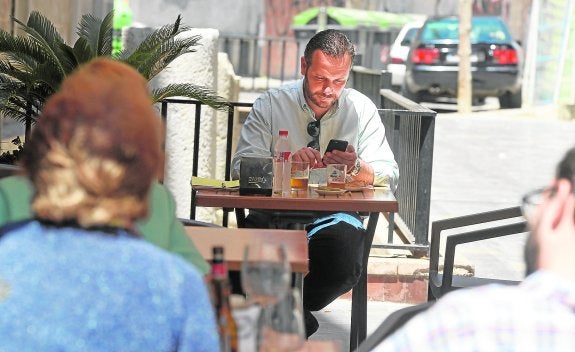 Segado almorzando en una cafetería del centro.