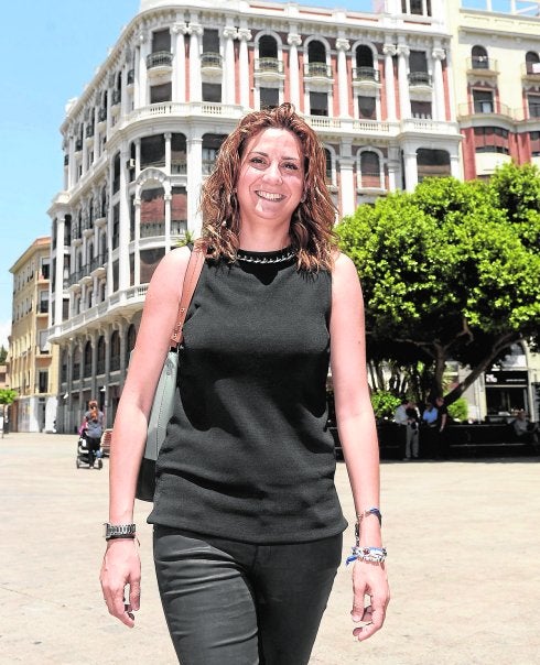 La alcaldesa de Archena, Patricia Fernández, ayer, en la plaza de Santo Domingo de Murcia. 