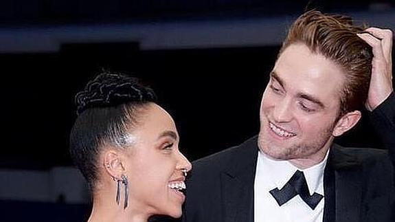 Robert Pattinson y FKA Twigs en la gala del MET. 