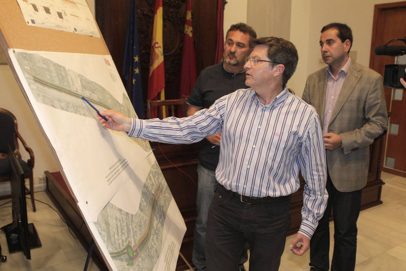 El alcalde en funciones explica sobre el plano el proyecto del primer tramo de la Ronda Central.