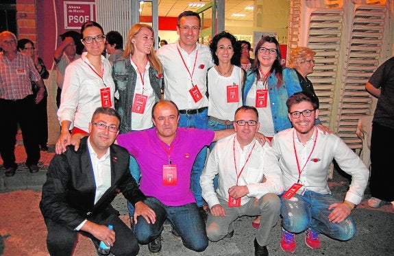 Diego Conesa, en el centro, con su equipo la noche electoral. 