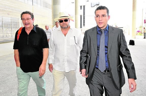 Joaquín Peñalver, en el centro, junto a los letrados Pardo Geijo. 