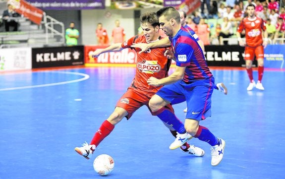 Lima disputa el balón a un jugador del Barcelona. 