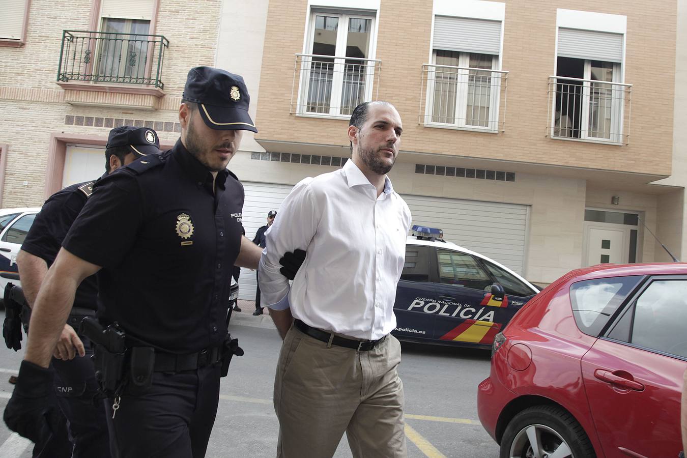 Juan Cuenca, custodiado por un policía nacional, ayer, llegando al juzgado. 