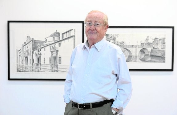 Jaime Dengra posa junto a dos de sus dibujos sobre la ciudad de Murcia.