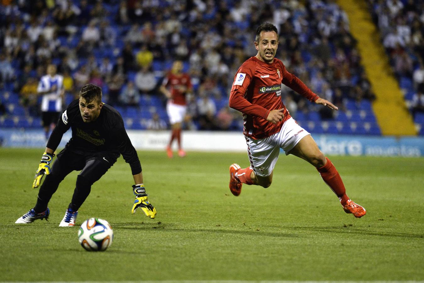 Carlos Álvarez, del Murcia, sortea a Buigues, en la ocasión más clara del Murcia en el partido de ida.